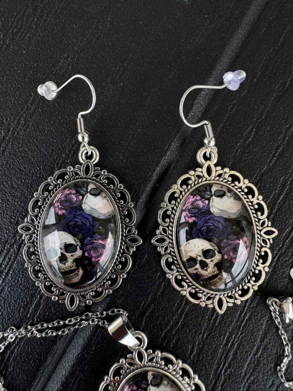 Skulls & Roses Jewelry Set - Picture 3 of 4